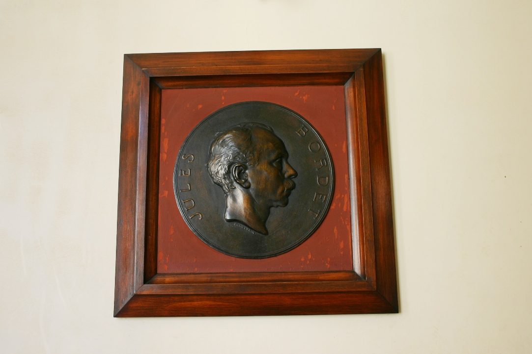 Jules Bordet medallion, Institut Pasteur, Paris (125).JPG